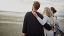Junge und Ältere blicken aufs Meer