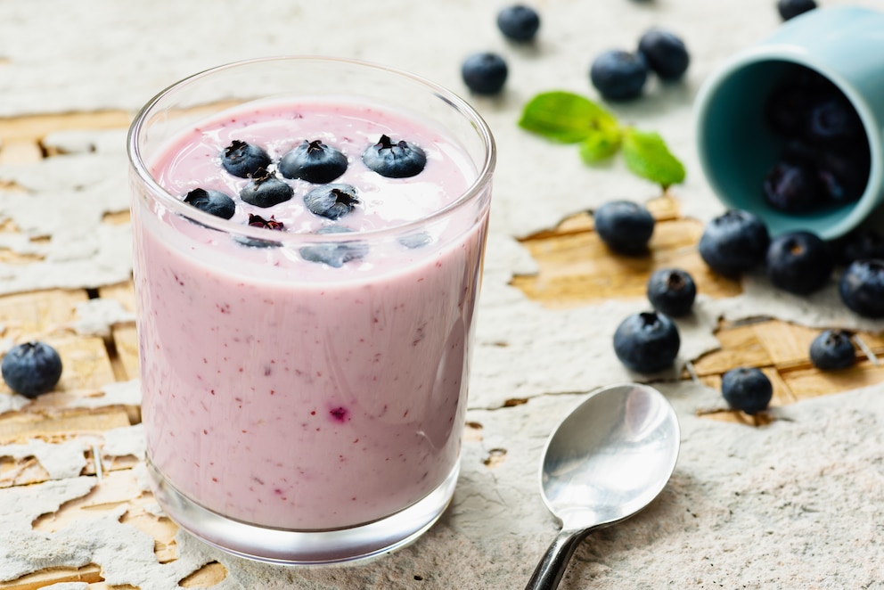 ernährunsplan abnehmen rezepte:  Buttermilch-Blaubeer-Shake