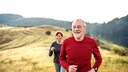 Älteres Paar beim Laufen