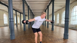 Oliver Zeidler beim Seitheben im Stehen