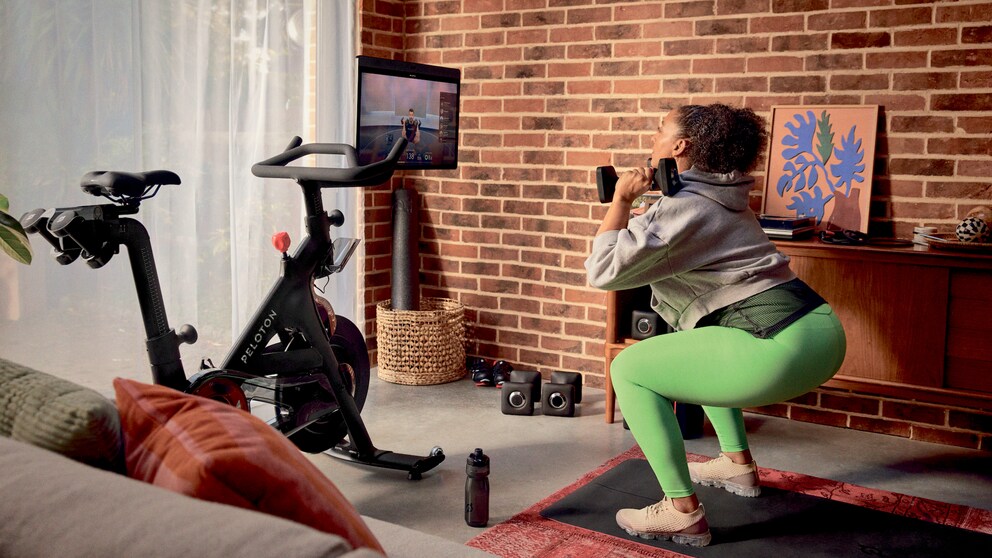 Frau beim Homeworkout