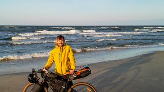 Benni Grams mit Fahrrad am Ostsee-Strand