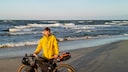 Benni Grams mit Fahrrad am Ostsee-Strand