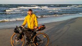 Benni Grams mit Fahrrad am Ostsee-Strand