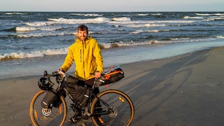 Benni Grams mit Fahrrad am Ostsee-Strand