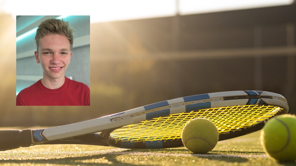 Tennisschläger liegt auf Kunstrasen