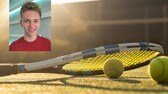 Tennisschläger liegt auf Kunstrasen