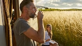 Mann trinkt bei sonnigem Wetter Alkohlo