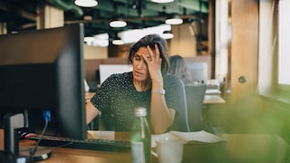 strategien gegen stress: Frau am Laptop