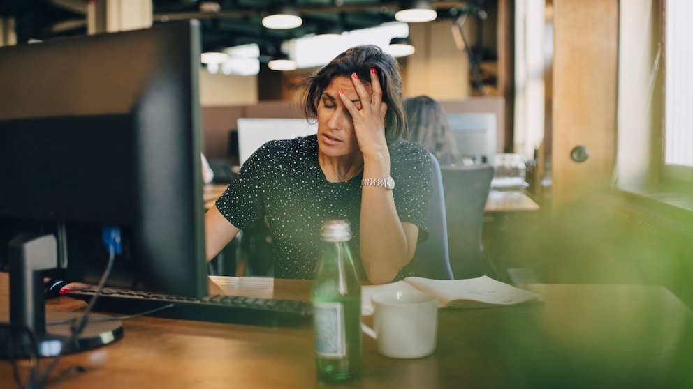 strategien gegen stress: Frau am Laptop