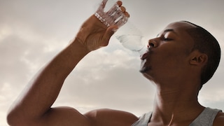 nur Wasser abnehmen gefährlich: Mann trinkt aus einer Wasserflasche