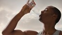 nur Wasser abnehmen gefährlich: Mann trinkt aus einer Wasserflasche