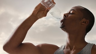 nur Wasser abnehmen gefährlich: Mann trinkt aus einer Wasserflasche