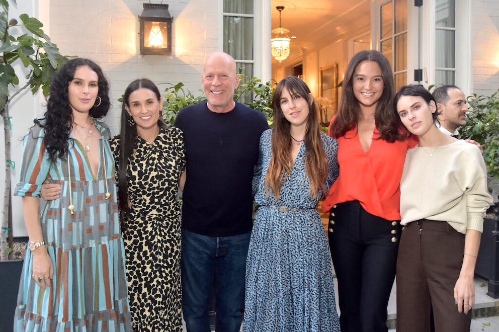 Ein Bild aus glücklichen Tagen aus dem Jahr 2019: Bruce Willis umgeben von seinen drei erwachsenen Töchtern, seiner Ex-Frau und der aktuelle Ehefrau: Rumer Willis, Demi Moore, Scout Willis, Emma Heming Willis, Tallulah Willis (von links nach rechts).