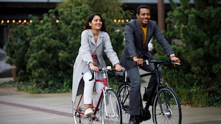 Eine Frau und ein Mann fahren jeweils auf einem Citybike.