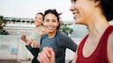 Junge fröhliche Frauen beim Joggen