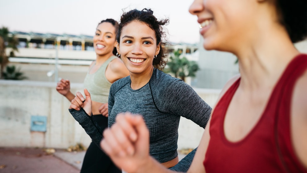 Junge fröhliche Frauen beim Joggen