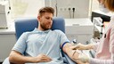 Junger Mann beim Blutspendne