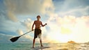 stand up paddling tipps: Mann surft auf einem SUP