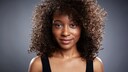 Frau mit Locken