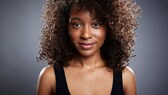 Frau mit Locken
