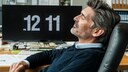 schläfchen gehirn: Mann macht im Büro ein Nickerchen