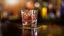 Laut einer neuen Studie kann etwa ein kleiner alkoholischer Drink pro Tag das Herzinfarktrisiko reduzieren. Dies hat gleichzeitig aber auch einen negativen Effekt.