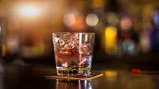 Laut einer neuen Studie kann etwa ein kleiner alkoholischer Drink pro Tag das Herzinfarktrisiko reduzieren. Dies hat gleichzeitig aber auch einen negativen Effekt.