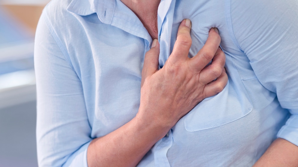 Frauen Herzinfarkt: Eine Frau fasst sich an die Brust