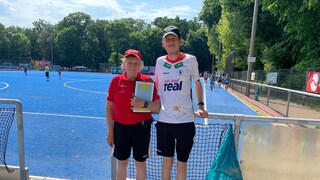 Norma Rettich (links) und Kevin Waskowsky (rechts) bei einem Hockeyturnier in Potsdam