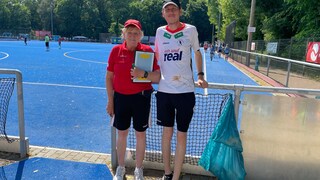 Norma Rettich (links) und Kevin Waskowsky (rechts) bei einem Hockeyturnier in Potsdam