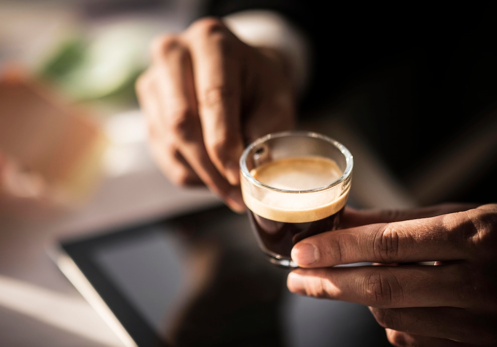 espresso alzheimer: Ein Mann hält einen Espresso