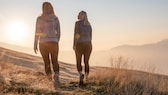 10.000 Schritte pro Tag: Zwei Frauen spazieren in der Natur