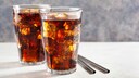 aspartam krebserregend: Zwei Gl&auml;ser mit Cola
