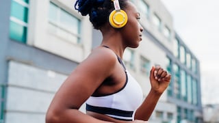 Junge Frau joggt im Sport-BH