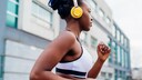 Junge Frau joggt im Sport-BH