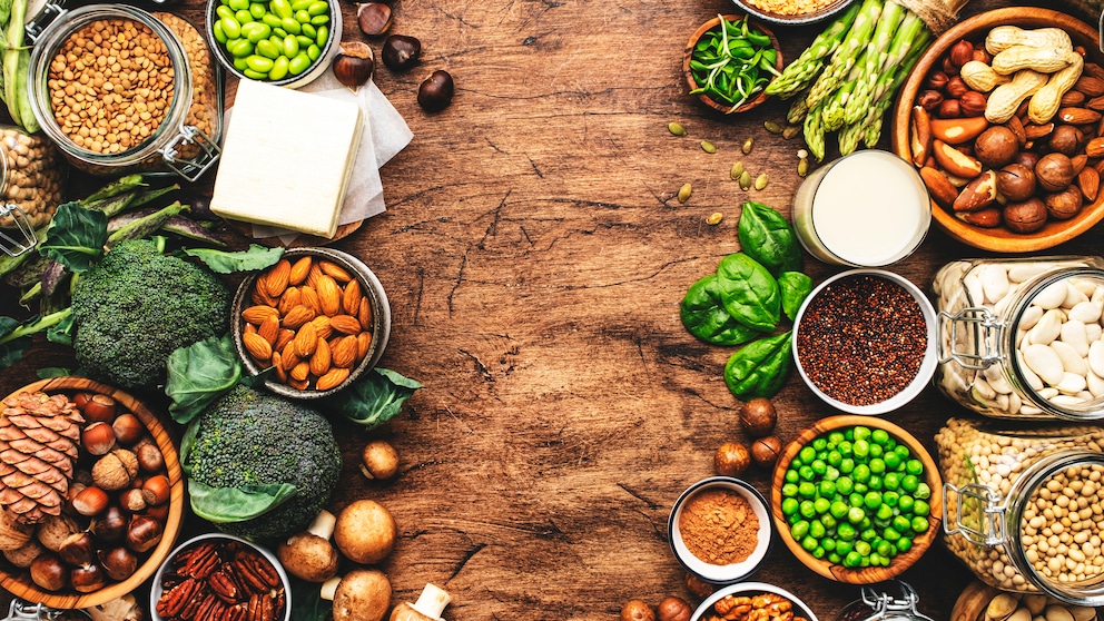 Wer sich selbst und dem planten etwas Gutes tun will, sollte vorrangig auf pflanzliche Ernährung setzen mit Nüssen, Vollkorngetreide und viel Gemüse