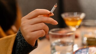 Länder ungesunder Lebensstil: Frau mit Zigarette und alkoholischen Drinks
