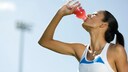 keto drinks sportliche leistung: Frau trinkt aus einer Sportflasche