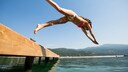 Frau springt in den See