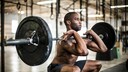 Die sogenannten Thrusters, eine Variation von Kniebeugen, ist eine der drei Übungen im Bergeron Beep Test