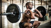 Die sogenannten Thrusters, eine Variation von Kniebeugen, ist eine der drei Übungen im Bergeron Beep Test