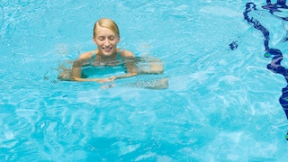 Frau schwimmt in Pool
