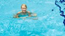 Frau schwimmt in Pool