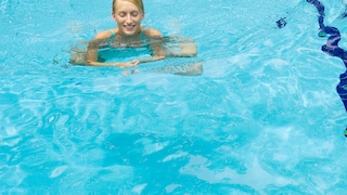 Frau schwimmt in Pool