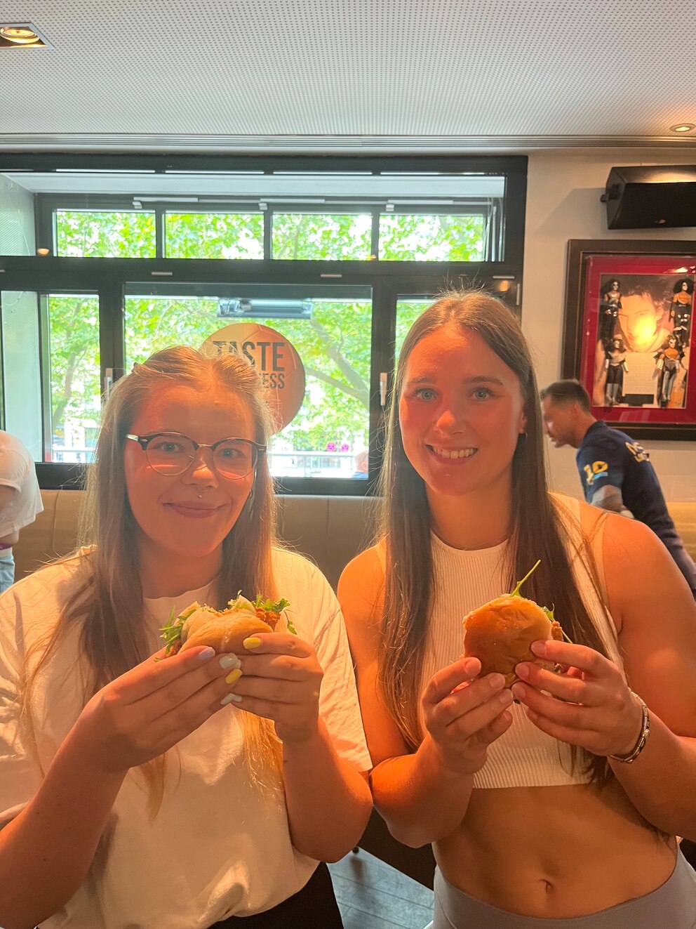 Lisa Buckwitz (r.) und FITBOOK-Redakteurin Sophie (l.) machen den Geschmackstest gemeinsam