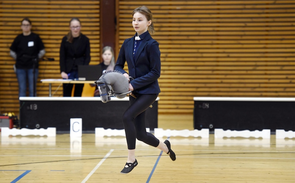 „Hobby Horsing“ Der kuriose Trendsport mit Steckenpferd FITBOOK