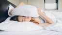 Frau mit Schlafstörungen