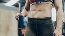muskeln abnehmen: Durchtrainierte Frau im Gym
