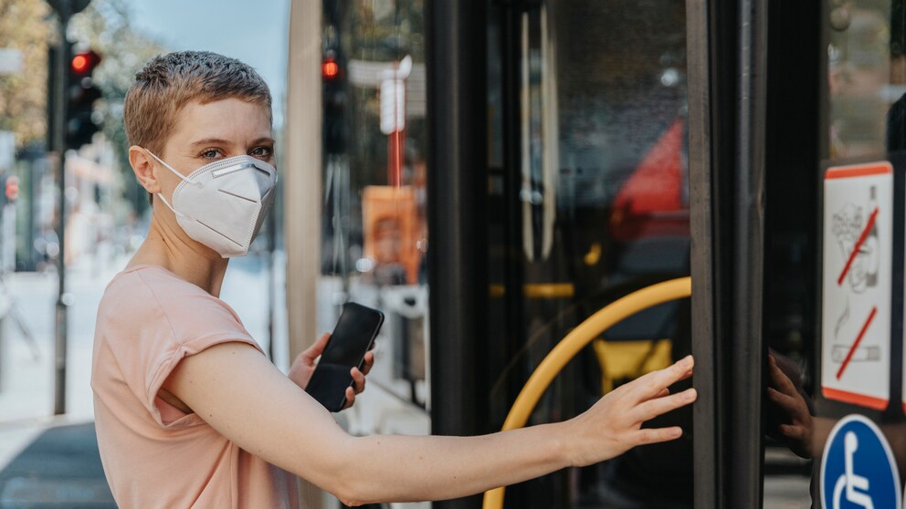 corona maske: Frau mit Maske